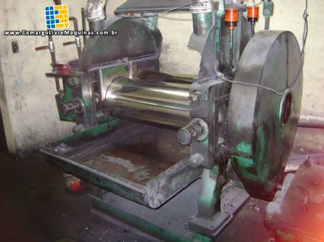 Conjunto de m�quinas para trabalhar com borracha