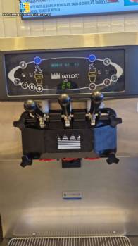 M�quina de sorvete expresso em inox Top Taylor com 3 bicos