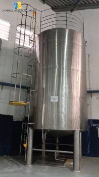 Tanque de armazenamento em a�o inox 30.000 litros com escada Fox Caldeiraria