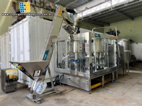 Linha de envase com tampadora por batoque IMSB rotuladora Maqmundi e mesa acumuladora