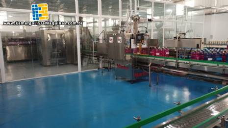 Linha de envase rotativa para gal�o 20 litros com 14 bicos rinser VMC com rotuladora sleeve Narita