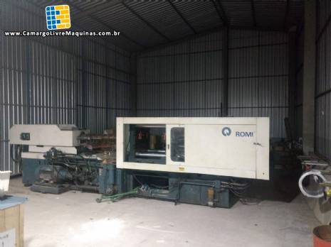 Injetora de plástico para 300 toneladas Romi Injetora de plástico para 300 toneladas Romi