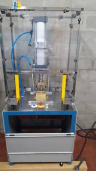 Prensa pneumática para sabonetes em barras Claumaq 800 unidades / hora Prensa pneumática para sabonetes em barras Claumaq 800 unidades / hora